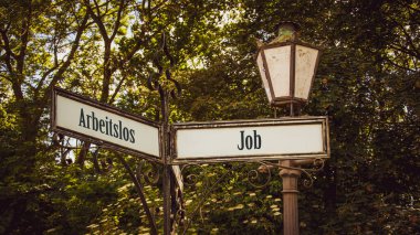 Almanca 'nın iki farklı yönünü gösteren işaret direği olan bir resim. Bir yön Job 'u işaret ediyor, diğeri işsizliği..
