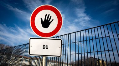 Almanca 'nın iki farklı yönünü gösteren işaret direği olan bir resim. Bir yön beni, diğeri seni işaret ediyor..