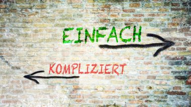 Almanca 'nın iki farklı yönünü gösteren işaret direği olan bir resim. Bir yön Basit, diğeri Karmaşık 'ı işaret ediyor..