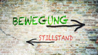 Almanca 'nın iki farklı yönünü gösteren işaret direği olan bir resim. Bir yön hareketi işaret eder, diğeri ise duraksamayı..