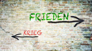 Almanca 'nın iki farklı yönünü gösteren işaret direği olan bir resim. Bir yön barışı, diğer yön savaşı işaret ediyor..