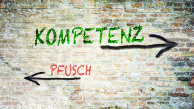 Almanca 'nın iki farklı yönünü gösteren işaret direği olan bir resim. Bir yön yetkinliği gösteriyor, diğeri beceriksizliği..