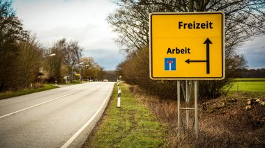 Almanca 'nın iki farklı yönünü gösteren işaret direği olan bir resim. Bir yön boş zamanı, diğeri çalışmayı işaret ediyor..