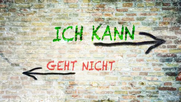 Almanca 'nın iki farklı yönünü gösteren işaret direği olan bir resim. Bir yön yapabileceğime işaret ediyor, diğeri de istifaya..