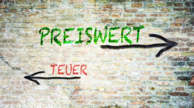 Almanca 'nın iki farklı yönünü gösteren işaret direği olan bir resim. Bir yön yetersiz, diğeri de pahalı olduğunu gösteriyor.. 
