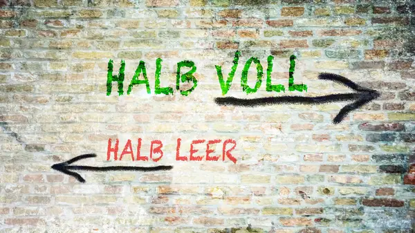 Almanca 'nın iki farklı yönünü gösteren işaret direği olan bir resim. Bir yön yarı dolu, diğer yön yarı boş..