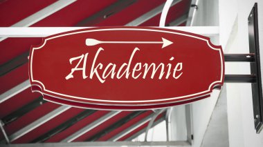 Almanca bir akademinin yönünü gösteren bir tabela resmi.