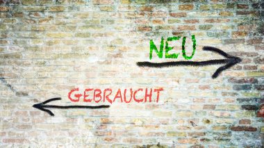 Almanca 'nın iki farklı yönünü gösteren işaret direği olan bir resim. Bir yön yeni, diğeri kullanılıyor..