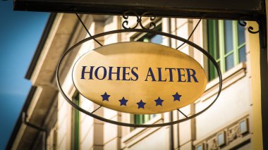 Resim, Almanca 'da yaşlılık dönemini gösteren bir tabela ve tabela gösteriyor..