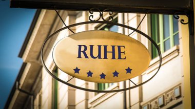 Dinlenme yerini işaret eden Almanca bir işaret direği olan bir resim.