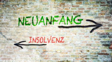 Almanca 'nın iki farklı yönünü gösteren işaret direği olan bir resim. Bir yön yeni bir başlangıca işaret ediyor, diğeri de iflasa..
