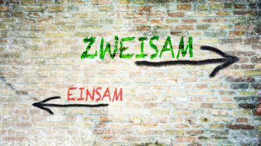 Almanca 'nın iki farklı yönünü gösteren işaret direği olan bir resim. Bir yön birbirine işaret eder, diğeri yalnız..
