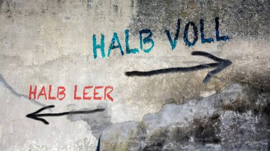 Almanca 'nın iki farklı yönünü gösteren işaret direği olan bir resim. Bir yön yarı dolu, diğer yön yarı boş..