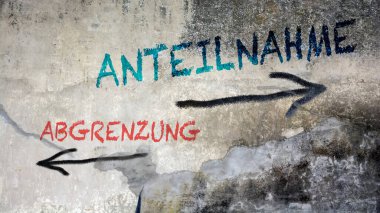 Almanca 'nın iki farklı yönünü gösteren işaret direği olan bir resim. Bir yön katılımı, diğer yön farklılığı işaret ediyor.