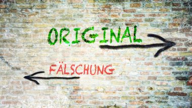 Almanca 'nın iki farklı yönünü gösteren işaret direği olan bir resim. Bir yön orijinali gösteriyor, diğeri sahtesini..