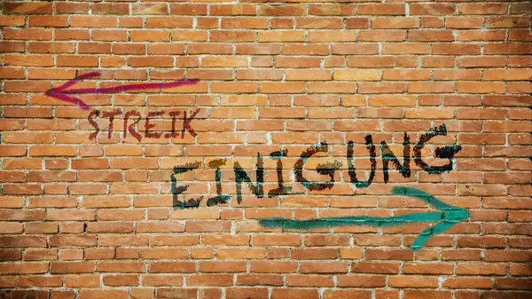 Almanca 'nın iki farklı yönünü gösteren işaret direği olan bir resim. Bir yön anlaşmaya işaret ediyor, diğeri greve işaret ediyor..