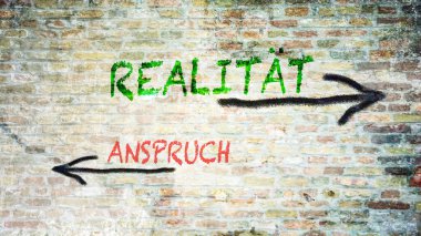 Almanca 'nın iki farklı yönünü gösteren işaret direği olan bir resim. Bir yön gerçekliği gösterir, diğeri beklentileri.