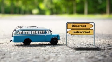 İki farklı yöne işaret eden işaret direkli bir video. Bir yön Sağduyuyu işaret ediyor, diğeri boşboğazlığı.