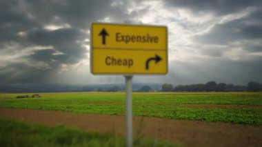İki farklı yöne işaret eden işaret direkli bir video. Bir yön Cheap 'i, diğeri de Pahalı' yı gösteriyor.