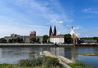 Frankfurt (Oder), Almanya - 2 Eylül 2003: Polonya 'nın Slubice kentinden Frankfurt an der Oder' in görüntüsü.