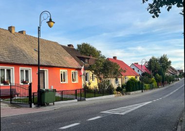 Polonya 'da bir sokakta. Farklı renkte evler.