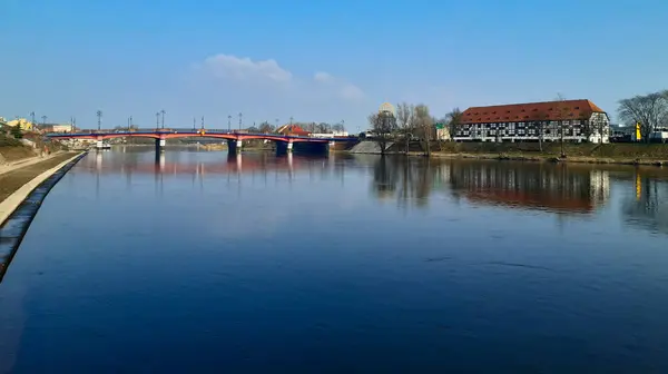 Polonya, Gorzow Wielkopolski, 1 Nisan 2022: Warta Nehri, Köprü ve Beyaz Ahır, şu anda Lubusz Müzesi 'nin bir kolu olan 18. yüzyılın ilginç bir anıtı..