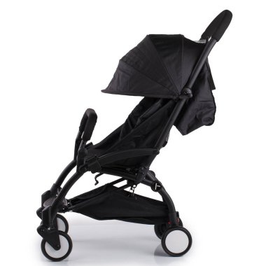 beyaz zemin üzerinde bebek arabası