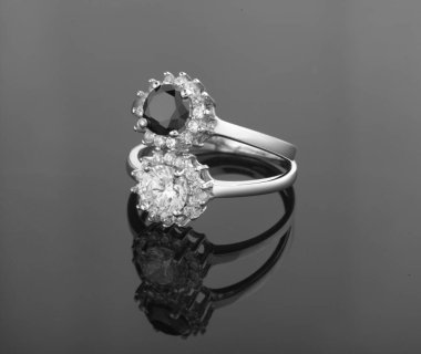 Koyu arkaplanda iki gümüş halka.