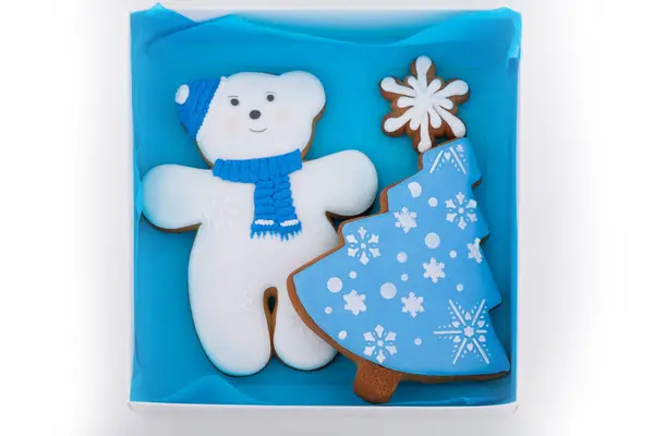 Beyaz arka planda bir kutuda zencefilli ekmek.