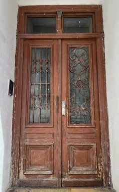 Süslü eski moda bir kapı..