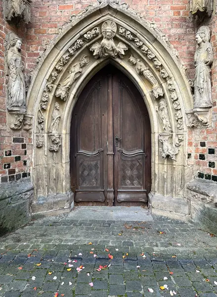 Frankfurt (Oder), Almanya: St. Marienkirche, güzel yan giriş.