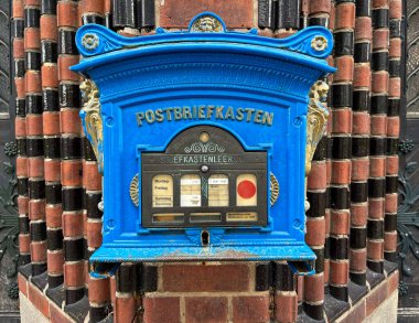 Frankfurt, Almanya 'daki Gotik tarzda bir binada eski bir Alman posta kutusu. Almanca yazı: 