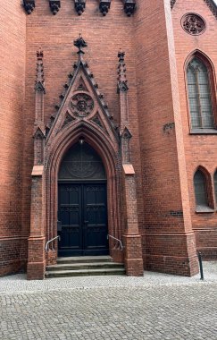 Bir Alman kilisesinde metal süslemeli eski moda bir kapı. .