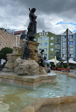 Polonya, Gorzow Wielkopolski: Pauksha Çeşmesi, katedralin yakın çevresindeki Eski Pazar Meydanı 'nda yer alan bir sembol..