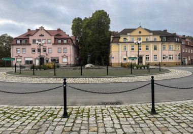 Zbonszynek, Polonya - 25 Ekim 2023: tren istasyonu yakınlarındaki güzel binalar ve meydan.