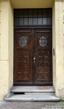 Koyu kahverengi kapılı, camlı..