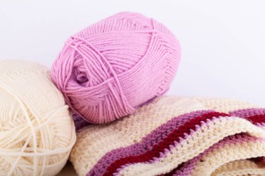 Beyaz ve leylak renkli renkli iplikler. İlgili ürün.