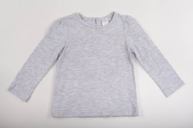 Uzun kollu gri kazak, beyaz arka planda izole edilmiş..