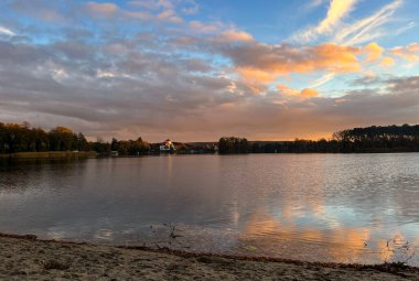 Suyun yüzeyinde. Ağaçların yansıması ve sudaki gökyüzü. 