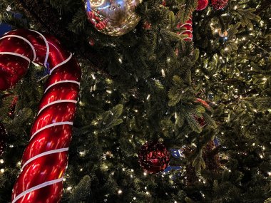 Noel süsleri, balolar ve Noel ağacı yıldızı. Arkaplan olarak Noel ağacı.