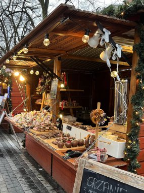 Szczecin, Polonya - Aralık 2023: Çiçek Sokağı 'ndaki Noel Pazarı. Zencefilli çörek, çikolata, Noel ağacı süslemeleri