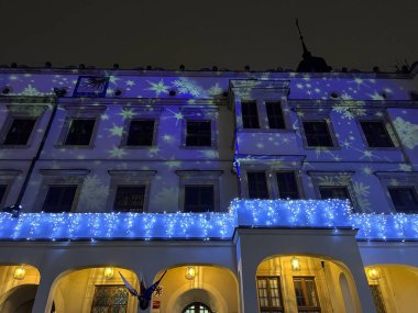 Szczecin, Polonya - 16 Aralık 2023: Szczecin 'deki Pomeranya Dükleri Kalesi. Avlu. Şenlikli ışıklandırma tasarımı. Noel ve Yeni Yıl.