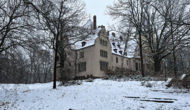 Kışın eski bir kale. Eski park. Kar yağışıName.