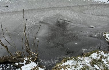 Donmuş göl. Buz. Kar yağıyor. Kış.