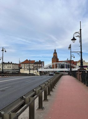 Polonya, Gorzow Wielkopolski - 18 Şubat 2024: Warta Nehri üzerindeki köprü. Fenerler. Ana katedralin görüntüsü.