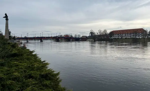 Polonya, Gorzow Wielkopolski, 18 Şubat 2024: Warta Nehri manzarası, 18. yüzyılın bir anıtı, Lubusz Müzesi 'nin bir kolu. Warta Nehri taşkını. Su basmış kıyılar.