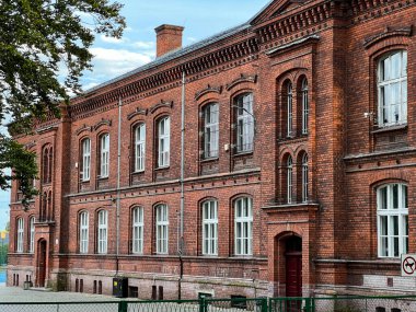 Kırmızı-kahverengi tuğladan yapılmış eski bir Alman binası..