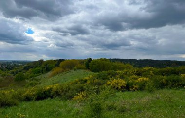 Güzel manzara. Yaz. Bulutlu gökyüzü. Yürü.