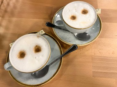 İki bardak kapuçino. Kahve. Dinlen..