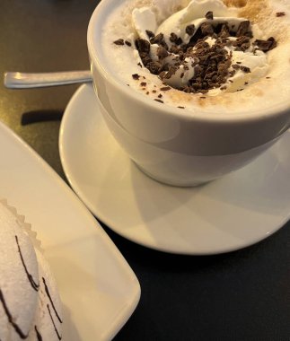 Kremalı kapuçino ve rendelenmiş çikolata. Kahve. Dinlen..
